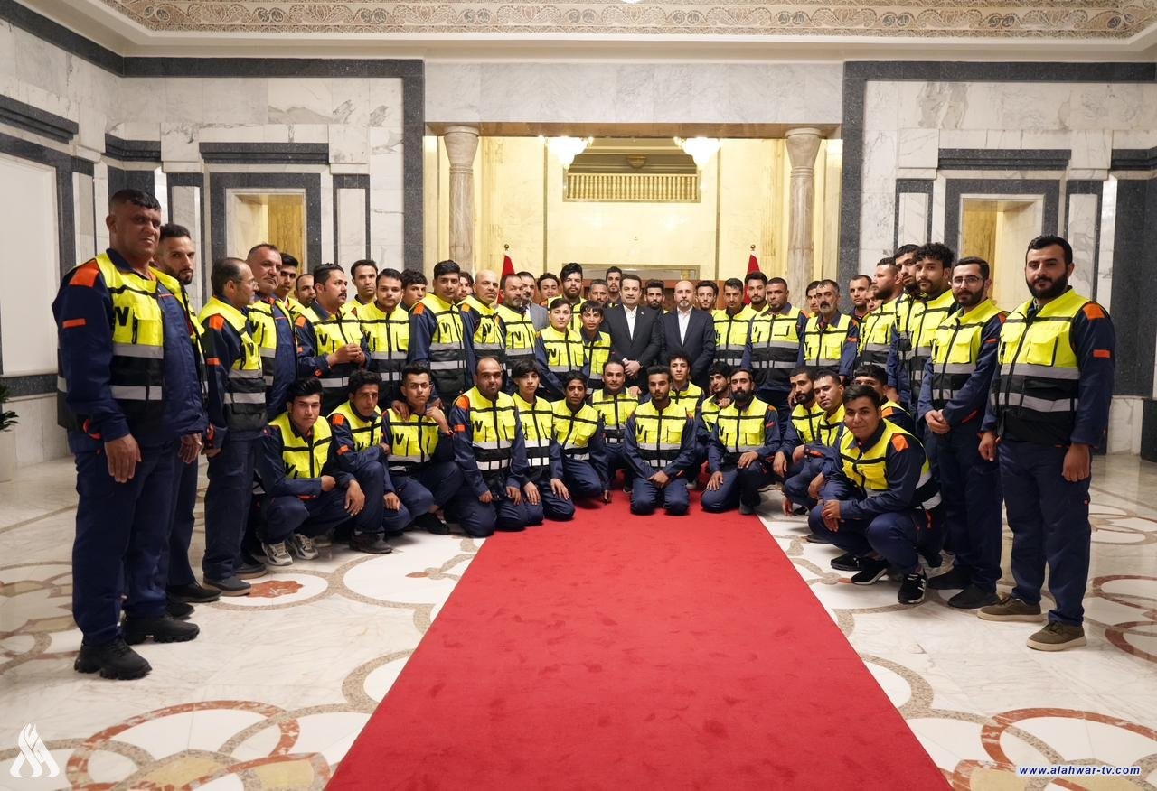 رئيس الوزراء يوجّه بتكريم جميع عمّال الخدمة والنظافة في مؤسسات الدولة